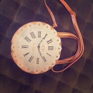 Clock purse like new